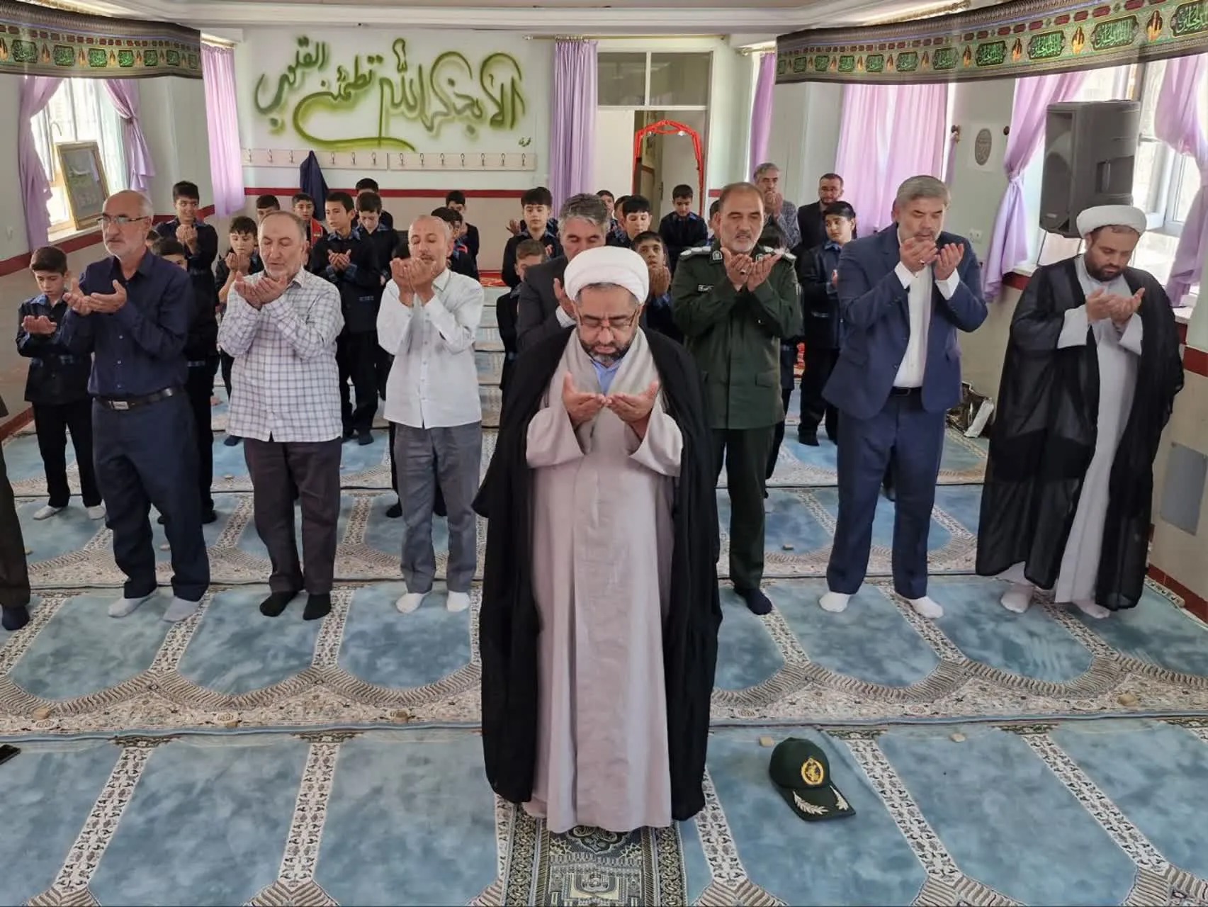 زنگ نماز در دبستان شهید ستار واحدی اهر نواخته شد