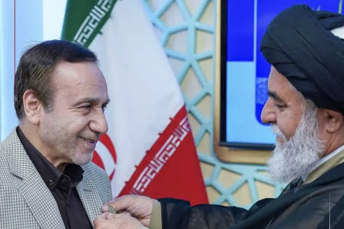 نشان خادمی مسجد جمکران بر سینه محمد گلریز نشست