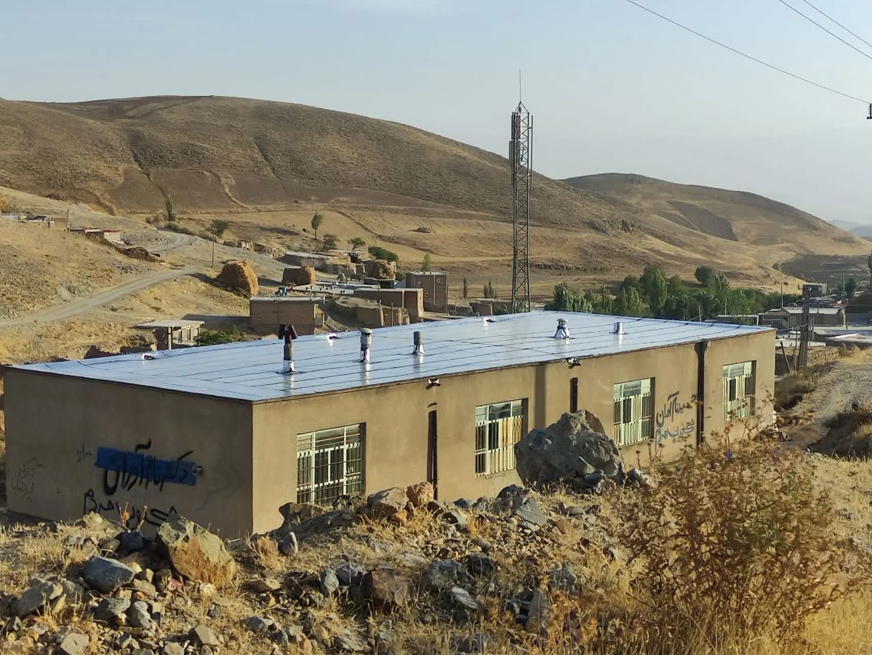 نوسازی مدرسه روستای گلیزه اهر با همت خیرین و بسیج طلاب+ تصاویر