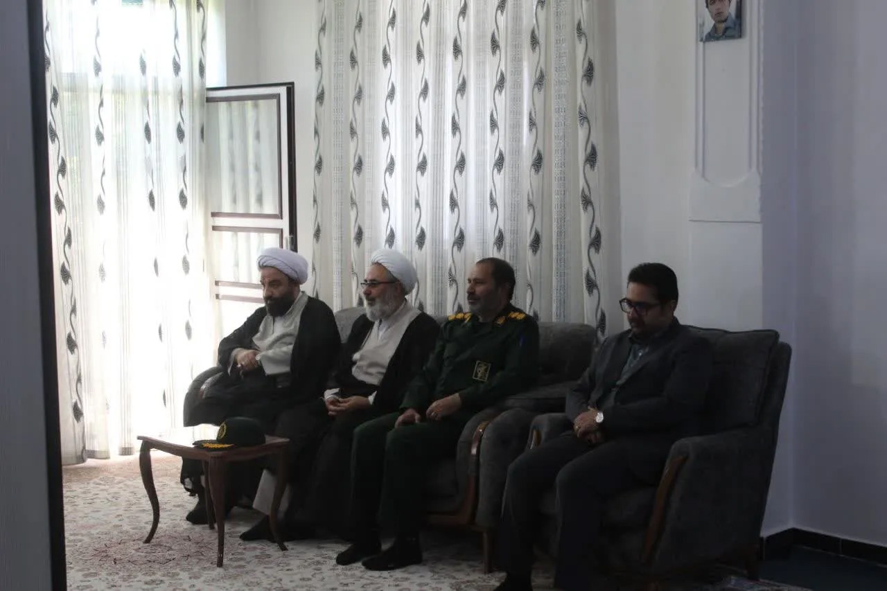 دیدار مسئولان هشترود با خانواده روحانی شهید حجت‌الاسلام فرجی