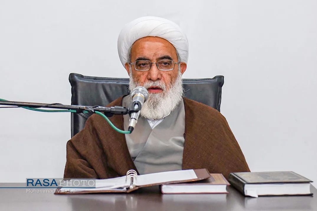 آیت‌الله سید مجتبی خامنه‌ای راه امامین انقلاب را ادامه می‌دهند