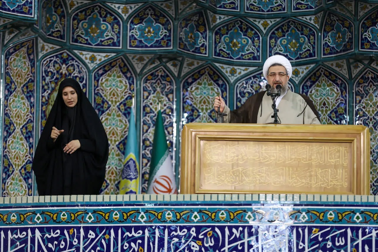 مترجم زبان اشاره در نماز جمعه تبریز؛ گامی برای بهره‌مندی ناشنوایان از معارف خطبه‌ها
