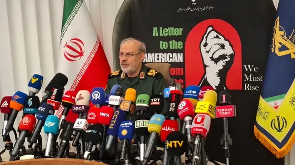 مردم آمریکا علت شکست‌های ارتش خود را در نامه سپاه بخوانند