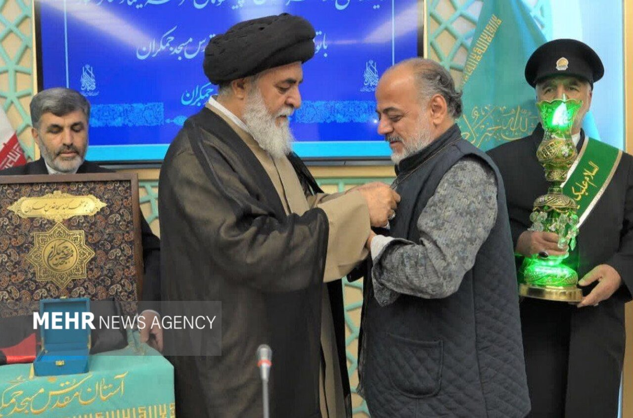 نشان خادمی مسجد جمکران بر سینه «جواد افشار» نشست