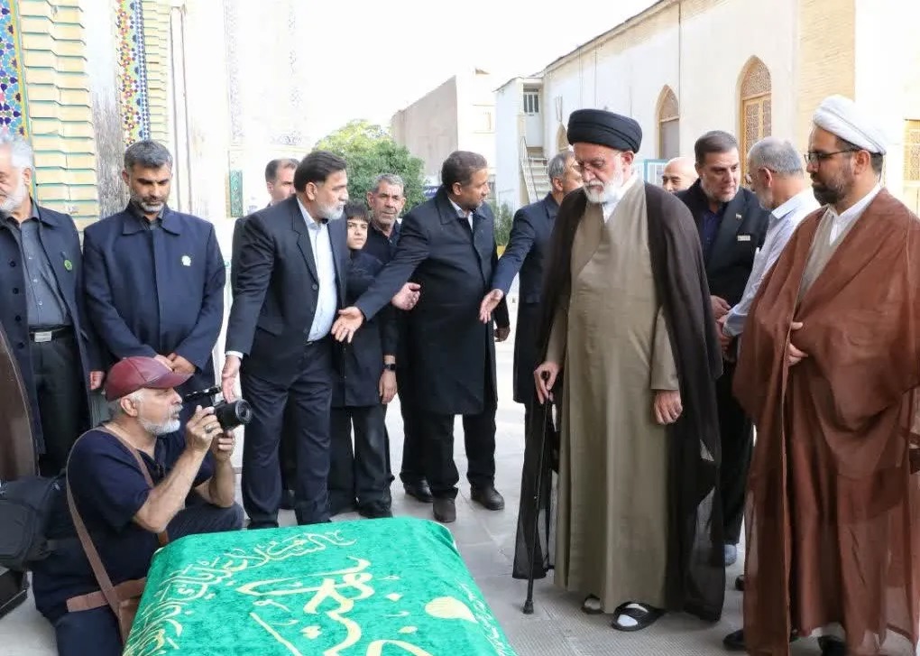 با دست هنرمندان شیرازی سنگ قبر مطهر حضرت عبدالعظیم حسنی رونمایی شد
