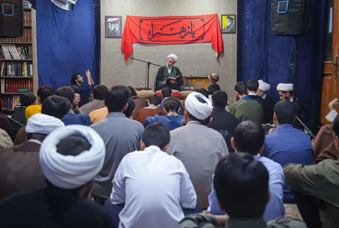 تجلیل از مجاهدان میهن در مراسم یادواره شهدای دفاع مقدس مدرسه‌علمیه آل‌یاسین