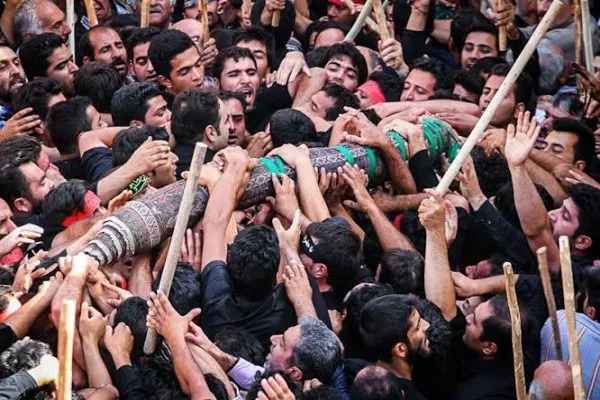 طنین «یا حسین» در کربلای ایران؛ آیین جهانی قالیشویان مشهد اردهال برگزار شد + فیلم