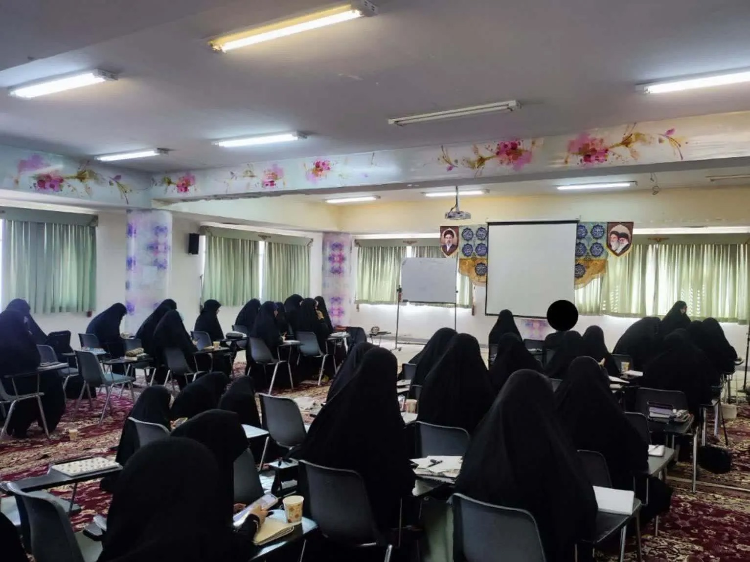 دوره ۶۰ ساعته آشنایی با اندیشه شهید امام خامنه‌ای در جامعه‌الزهرا آغاز شد
