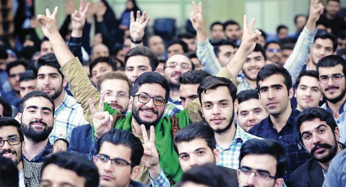چگونگی تاثیر تشکیلات اجتماعی بر شکل‌گیری هویت جوانان