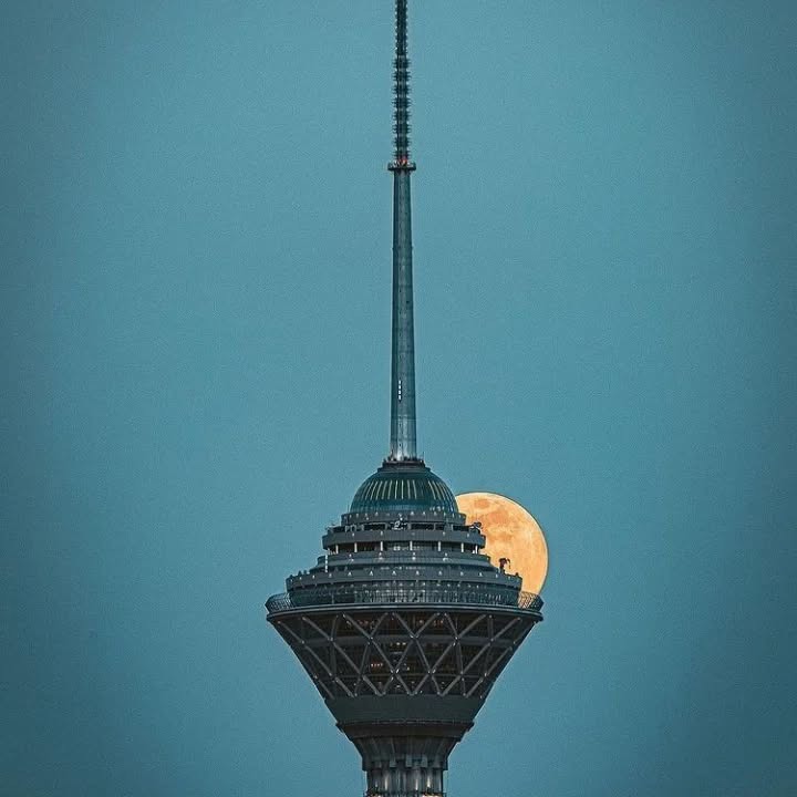 لحظه برخورد رعد و برق با برج میلاد