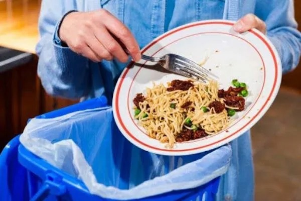 چرا با وجود گرانی، غذای زیادی دور ریخته می‌شود؟؛ «اسراف» کل ماجرا نیست