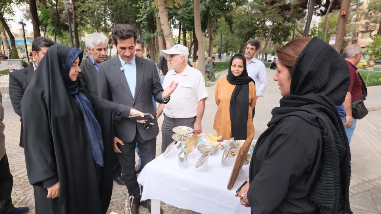روزبازار صنایع‌دستی در بروجرد راه‌اندازی شد؛ مطالبه ایجاد بازار دائمی برای هنرمندان