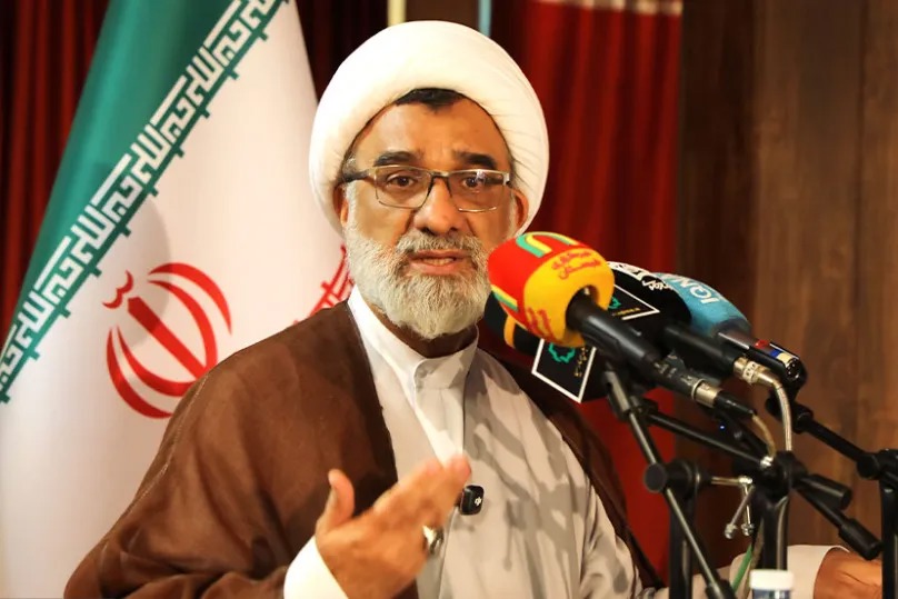 احترام به پدر و مادر باید از همان دوران کودکی در وجود انسان شکل بگیرد