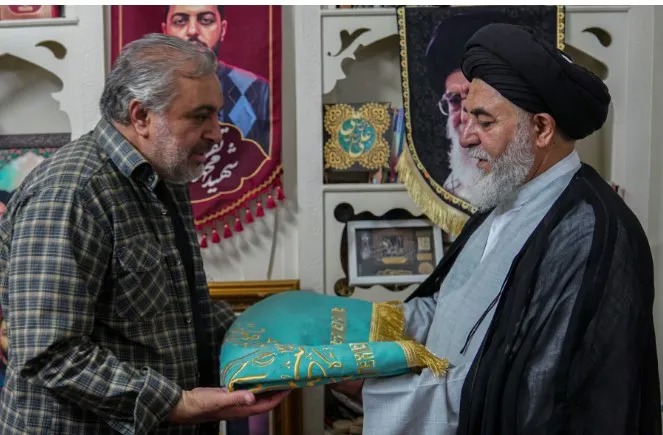 تولیت مسجد مقدس جمکران با خانواده شهید محمدتقی باعاطفه دیدار کرد
