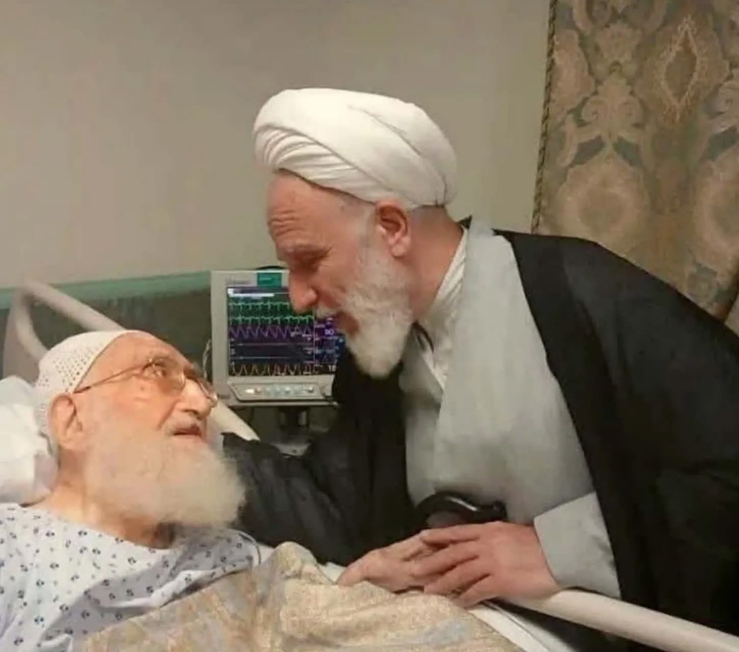 عیادت رییس دفتر رهبر انقلاب در قم از آیت‌الله نوری همدانی
