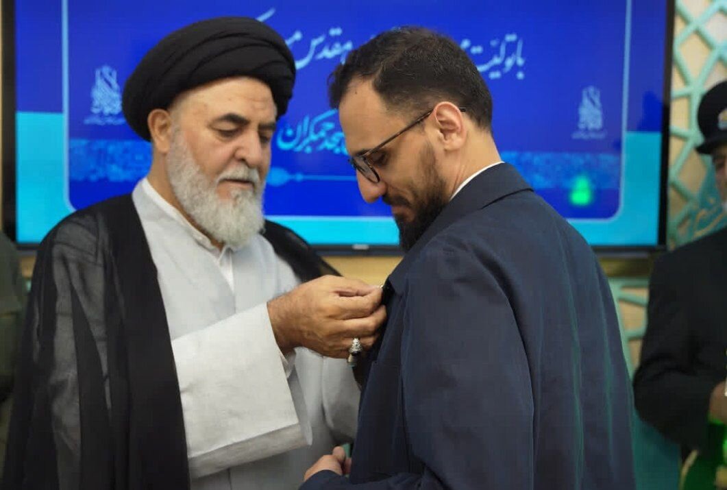 نشان خادمی افتخاری مسجد جمکران به حسن روح‌الامین اهدا شد