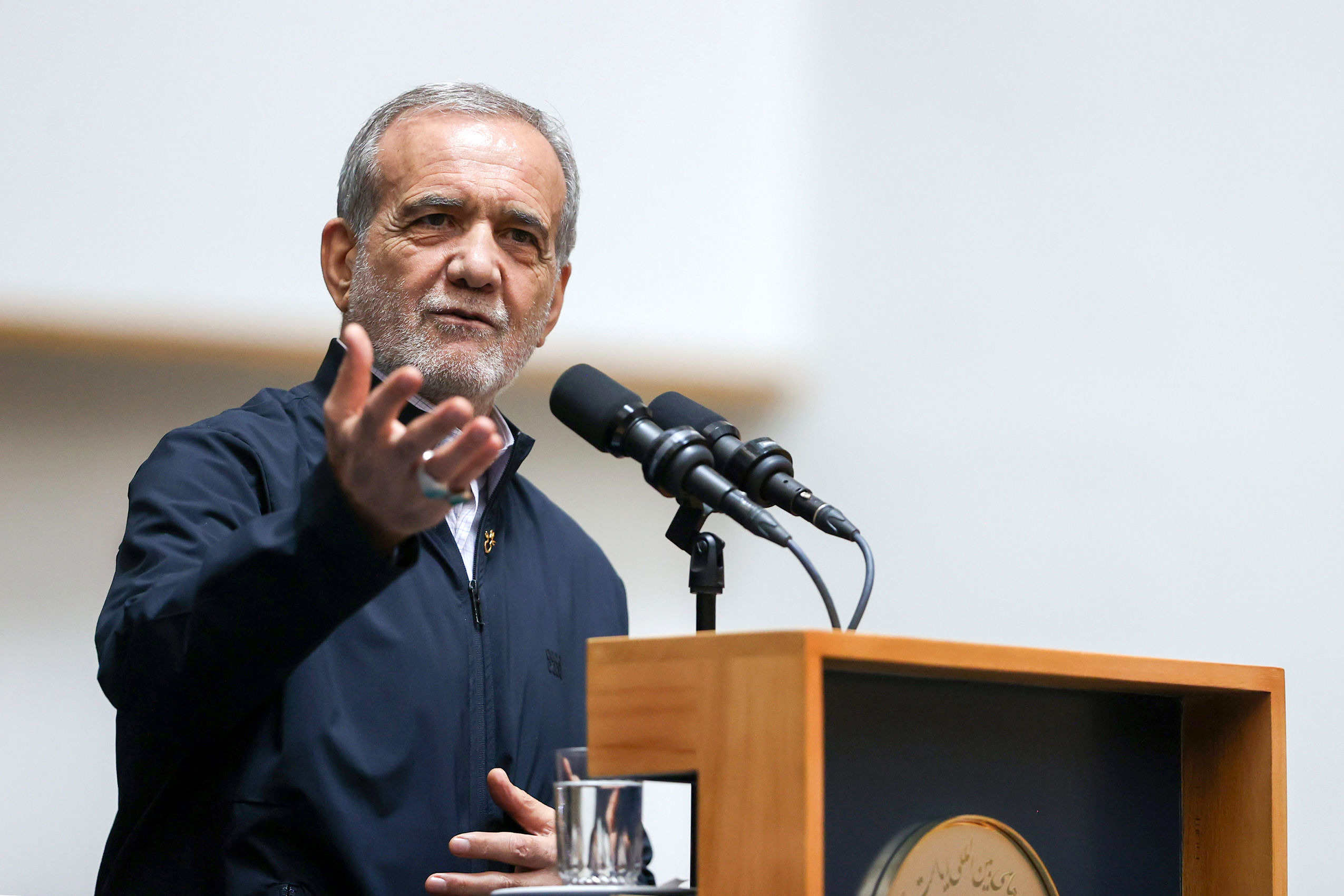 پزشکیان: گفتگو زمانی کاربرد دارد که در سایه زور نباشد