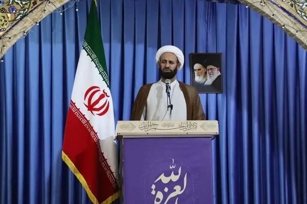 امام‌جمعه موقت خرم‌آباد خواستار ارتقای حقوق و مزایای نیروهای نظامی و انتظامی شد