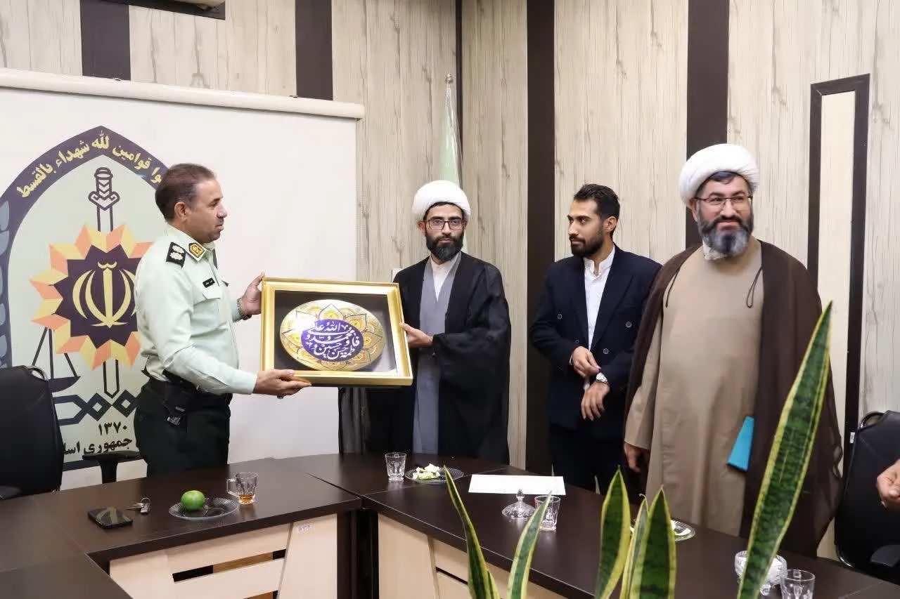 تقدیر شورای فرهنگی خیابان طالقانی از حافظان امنیت در کلانتری ۱۰۷ فلسطین