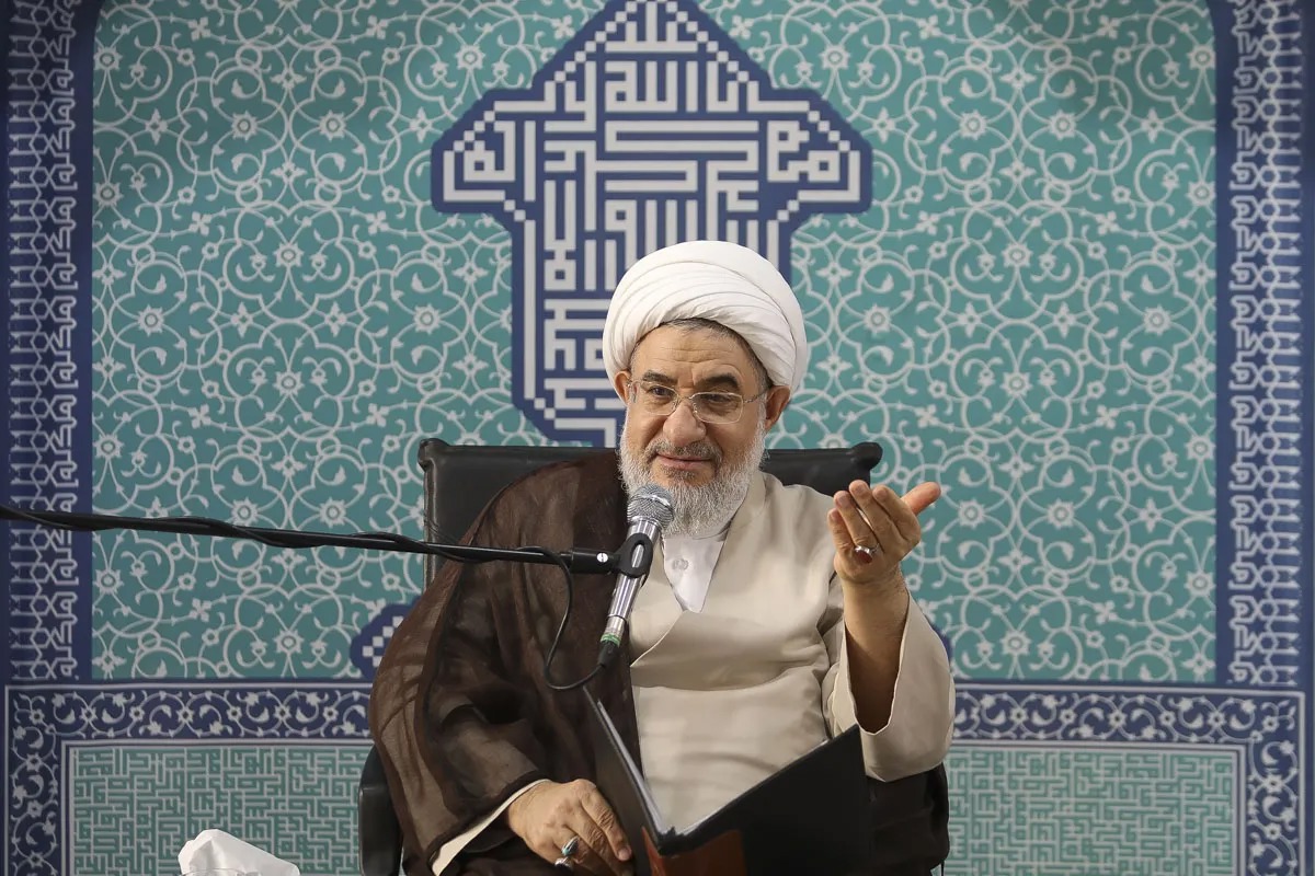 مسئولان به جای تفسیر مفاهیم دینی، بر وظایف قانونی خود و حل مشکلات مردم تمرکز کنند