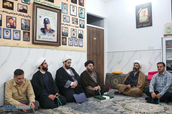 یاد شهید اسدی در هفته نیروی انتظامی؛ مدیرعامل رسا میهمان خانوادهٔ شهید