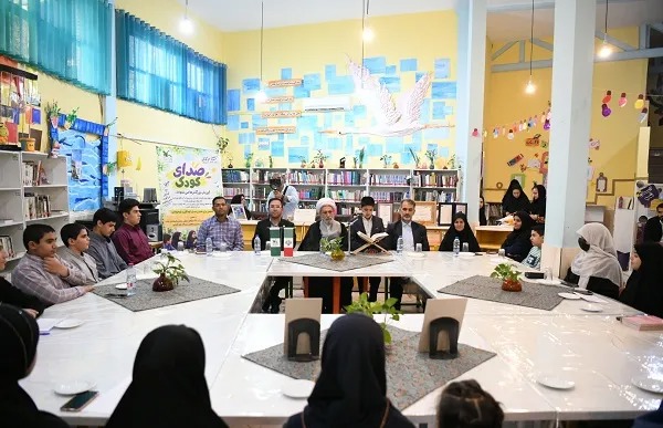 نشست صمیمی کودکان و نوجوانان شیراز با نماینده ولی فقیه در فارس