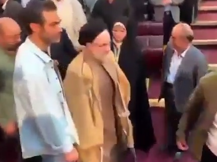ویدئویی از کنار گذاشتن عصا توسط محمد خاتمی بحث‌برانگیز شد
