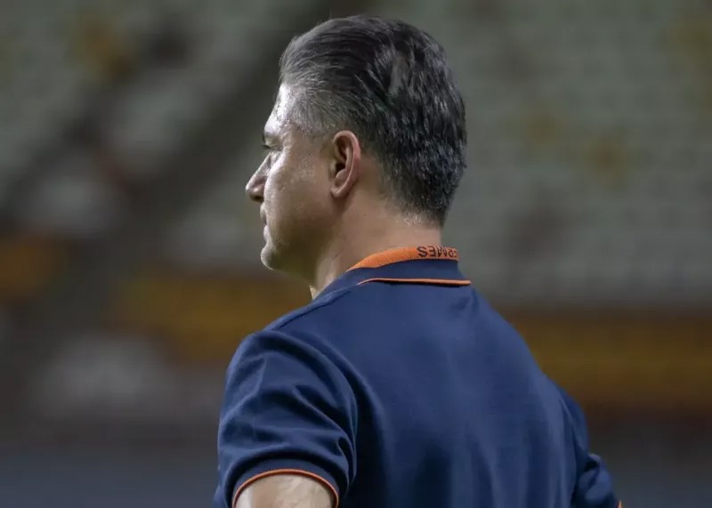 حال خوب سرمربی فولاد؛ لطفا لبخند بزنید!