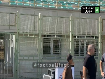 نصب تجهیزات وی‌ای‌آر در ورزشگاه پیش از آغاز دربی کرمان در فوتبال زنان