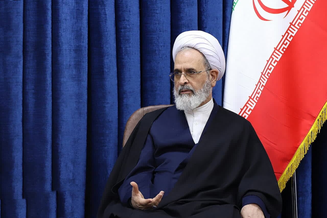 آیت الله اعرافی: حق شرعی را از زنان و دختران نگیرید