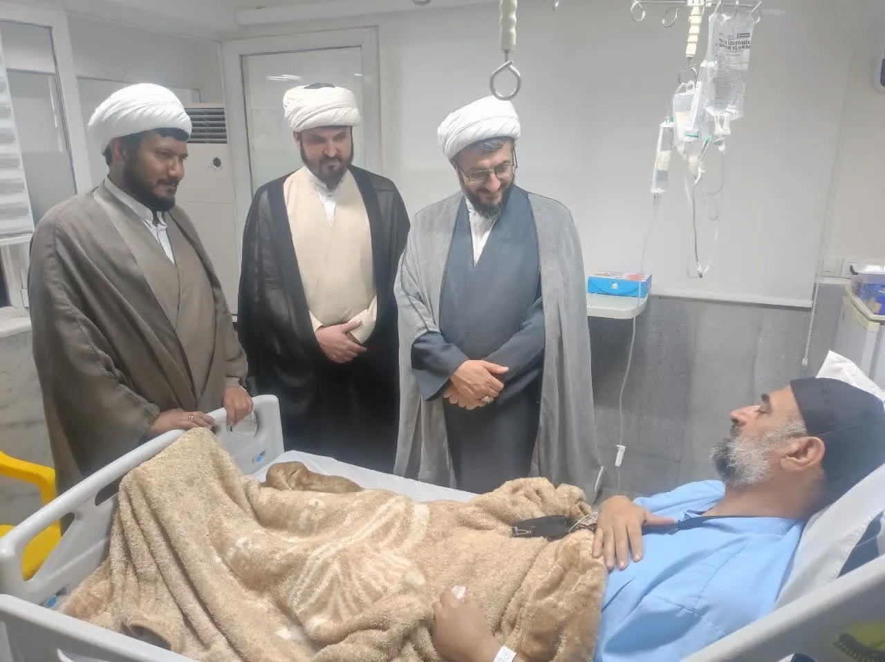 عیادت معاون پژوهش حوزه‌های علمیه از پژوهشگر برتر جشنواره علامه حلی در کاشان