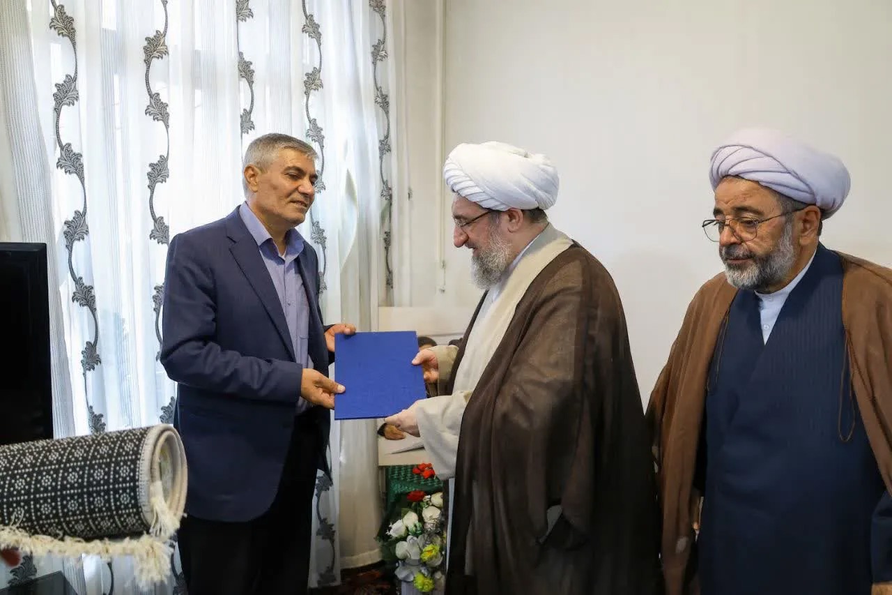 دیدار نماینده ولی فقیه در آذربایجان شرقی با خانواده شهید علی یگانه در ملکان+ تصاویر