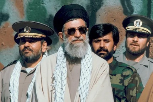 یادگاری لشکر ۱۰ سیدالشهدا از رهبر شهید انقلاب اسلامی