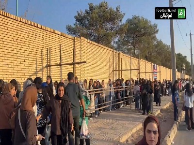 صف طولانی هواداران خانم کمتر از ۲۰ دقیقه مانده تا آغاز بازی چادرملو و استقلال