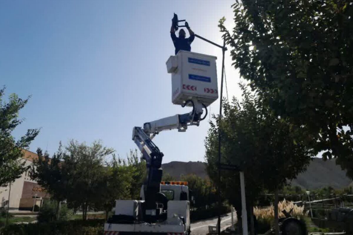 تعویض ۳۳۰ چراغ پرمصرف معابر پردیسان قم با چراغ‌های کم‌مصرف LED