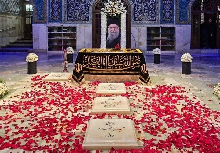 سخنی در ابراز احساسات زائران امام رضا بر مزار رهبر شهید
