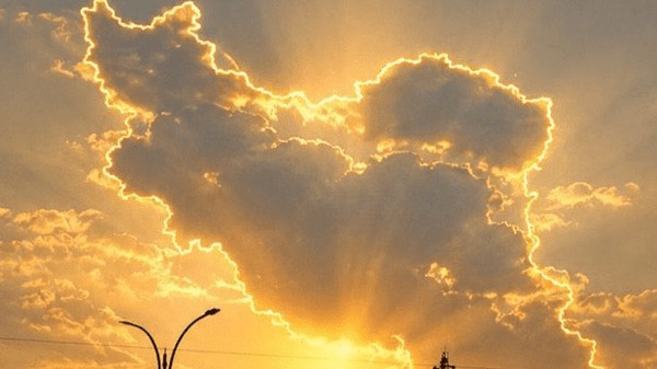ثبت منظره ای رویایی از نقشه ایران در آسمان کاشان + عکس