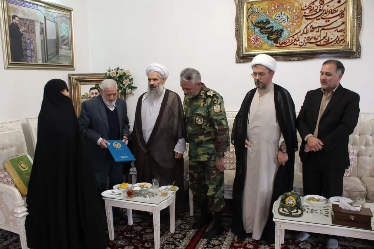 اعطای لوح تقدیر معاون هماهنگ‌کننده ارتش به خانواده استاندار شهید رحمتی