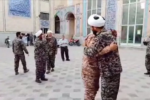 وقتی قامت بندگی به قامت دفاع می‌ایستد