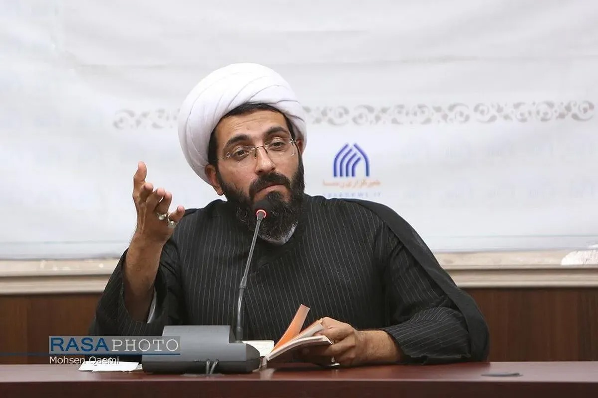 تربیت نخبگان همسو با خط امام راحل و امام شهید، ضامن بقای اندیشه انقلاب اسلامی است