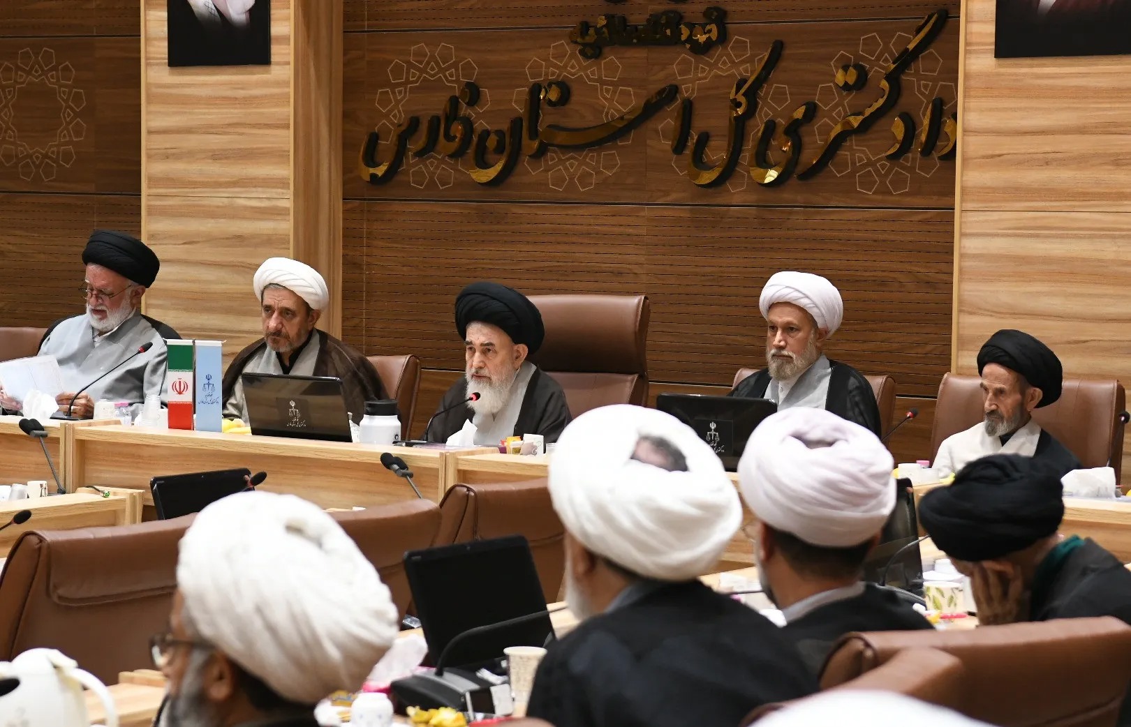 تاکید بر بازخوانی الگوی ولایی نظام اسلامی در نشست جامعه روحانیت شیراز