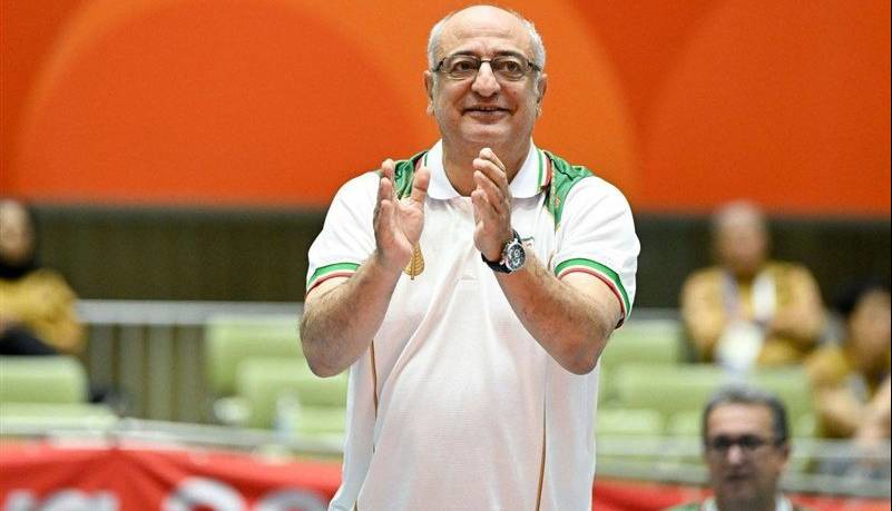 هادی رضایی در جمع مدرسین برنامه مربیگری جهانی والیبال نشسته